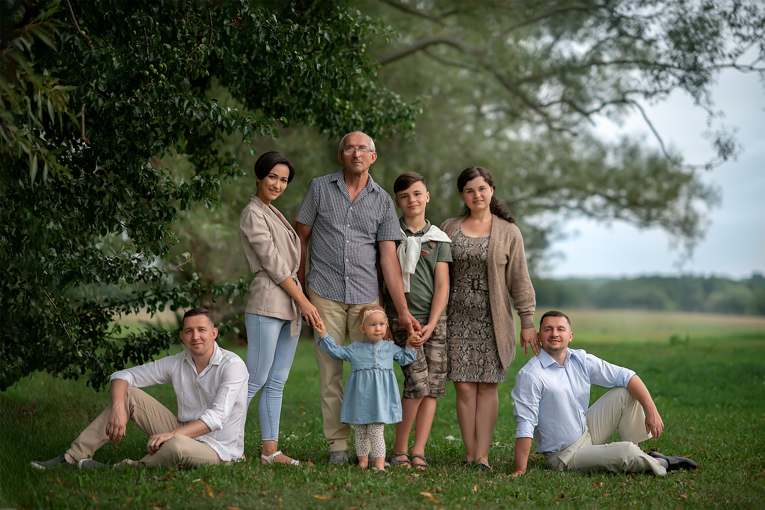 В мужчины 5 дочерей. Династия Околот. Большая семья. Фотосессия большой семьи. Большая семья на природе.